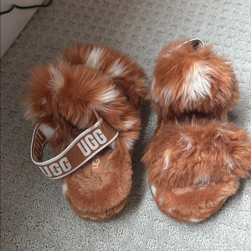 UGG Womens Fluffy Tan Slippers